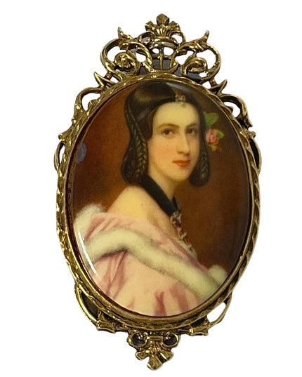 Vinage “ART” Fancy cameo pendant brooch lady in fur coat