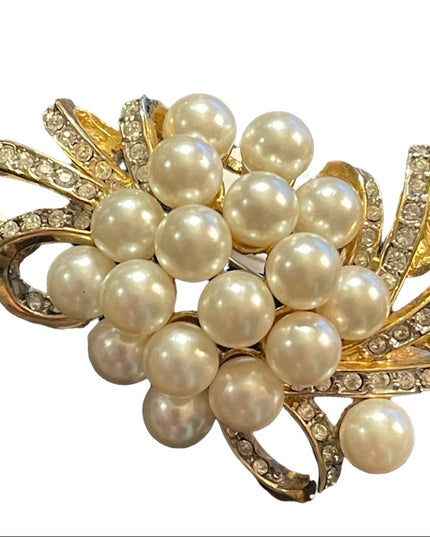 Lovely Faux Pearl Vintage gold finish crystal sparkly shiny flower brooch