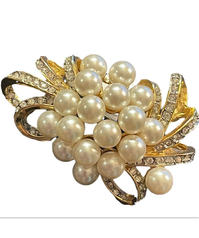 Lovely Faux Pearl Vintage gold finish crystal sparkly shiny flower brooch