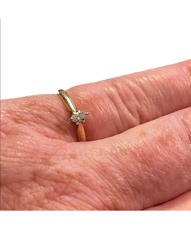 Vintage 14k Gold Diamond solitare engagement ring