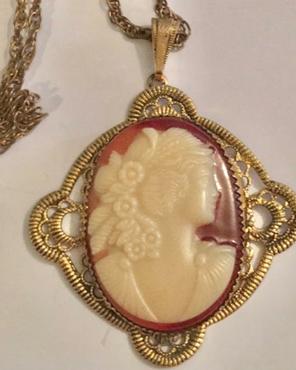 Vintage 1960s Resin gold metal cameo necklace