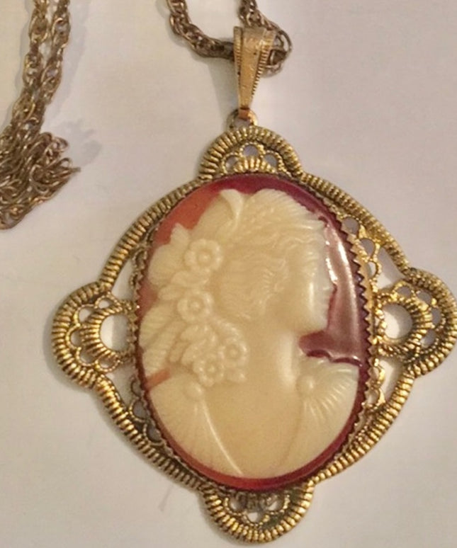 Vintage 1960s Resin gold metal cameo necklace