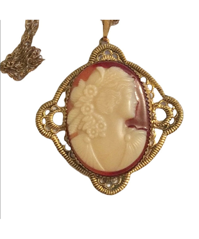 Vintage 1960s Resin gold metal cameo necklace