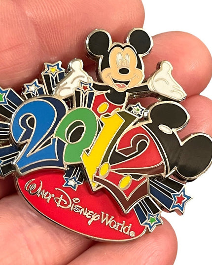 2012 Walt Disney World Micky mouse brooch collectible licensed