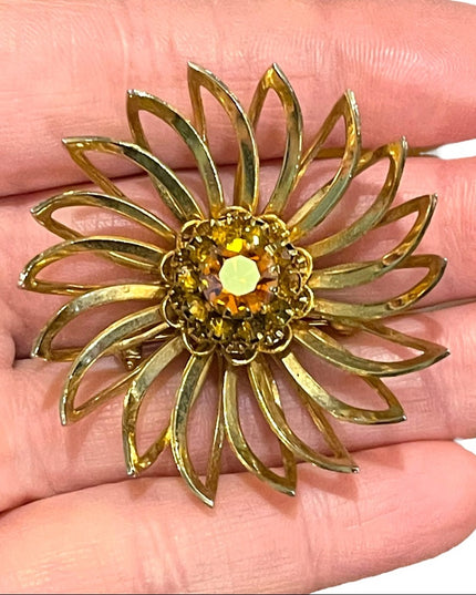 Vintage gold finish Sarah Coventry flower crystal metal brooch