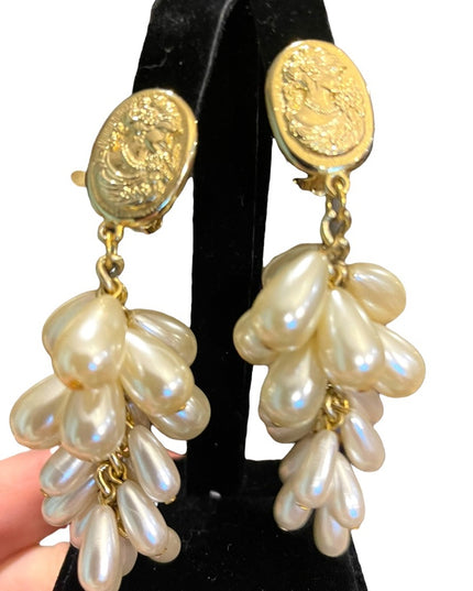 Vintage 1980s cameo gold finish faux pearl dangle earrings clip on