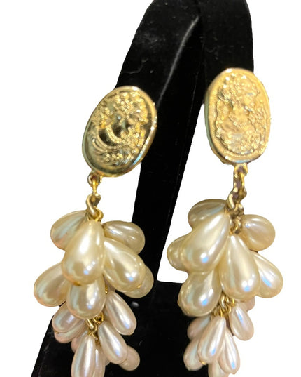 Vintage 1980s cameo gold finish faux pearl dangle earrings clip on