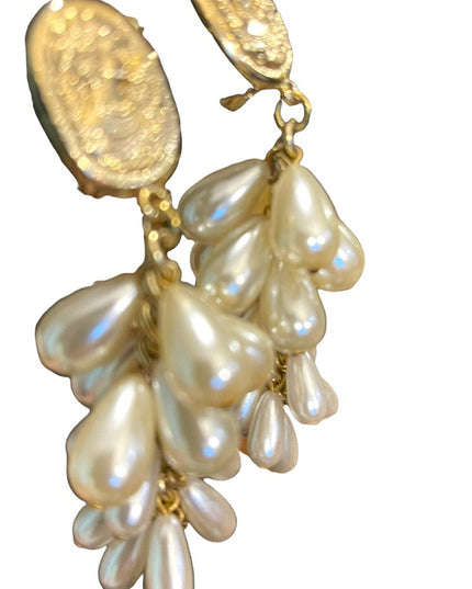 Vintage 1980s cameo gold finish faux pearl dangle earrings clip on
