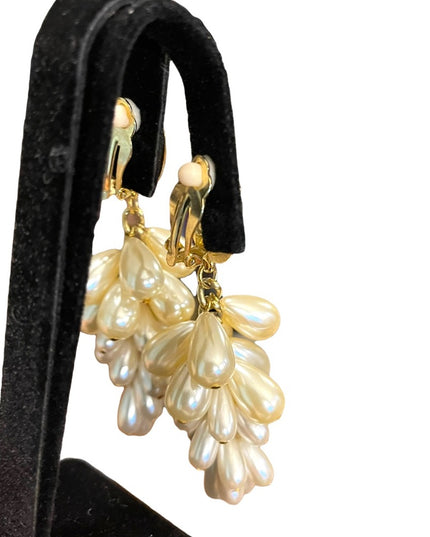 Vintage 1980s cameo gold finish faux pearl dangle earrings clip on