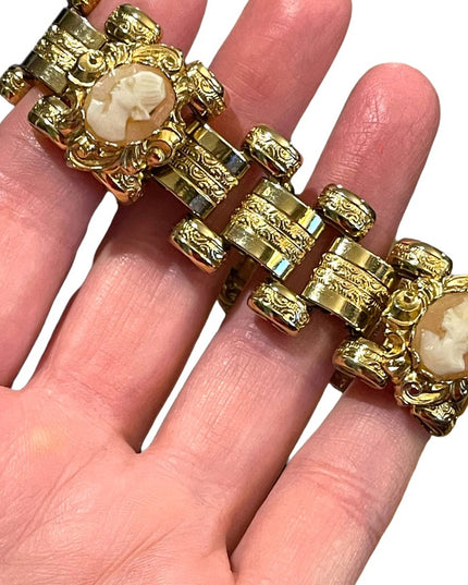 Vintage 1950s Gold shell Cameo Book chain link Fancy bracelet Stunning etching