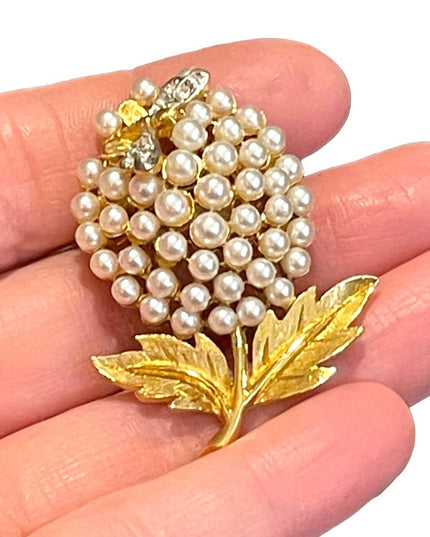 Vintage 1960s High quality gold finish flower faux pearl brooch butterfly