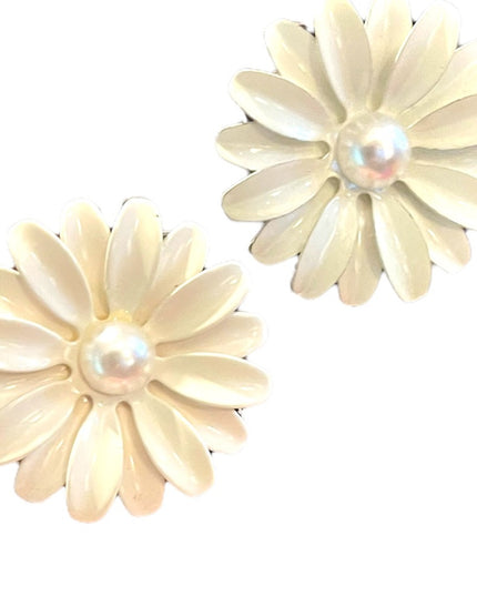 Vintage 1970s White metal faux pearl Daisey flower pierced earrings Summer fun!
