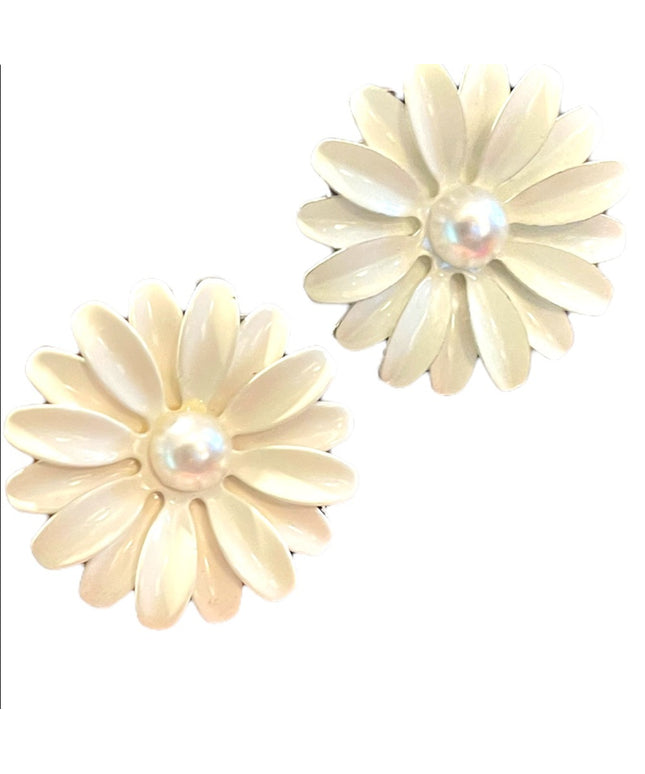 Vintage 1970s White metal faux pearl Daisey flower pierced earrings Summer fun!