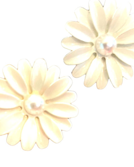 Vintage 1970s White metal faux pearl Daisey flower pierced earrings Summer fun!