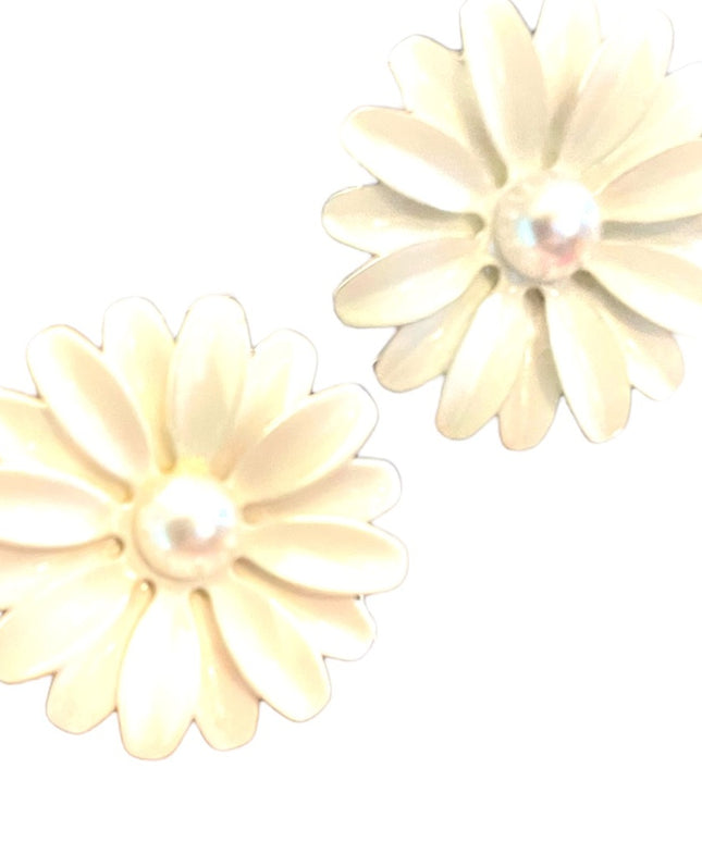 Vintage 1970s White metal faux pearl Daisey flower pierced earrings Summer fun!