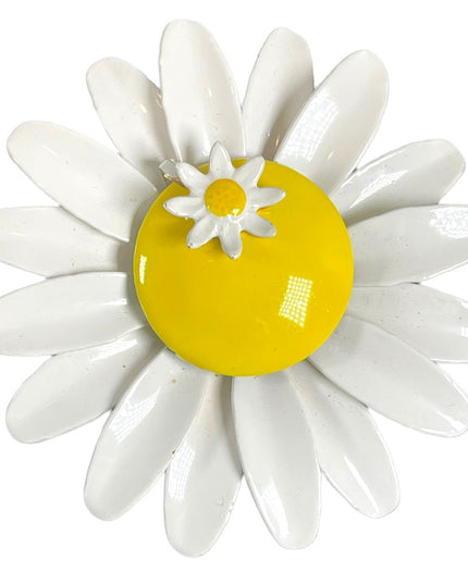 Vintage 1960s Daisey yellow white flower metal brooch summer fun’ fresh