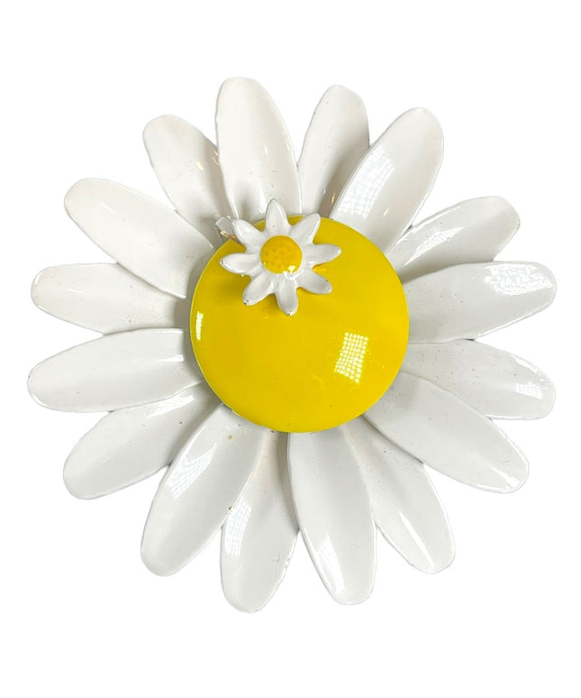 Vintage 1960s Daisey yellow white flower metal brooch summer fun’ fresh
