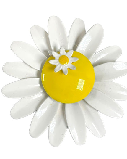 Vintage 1960s Daisey yellow white flower metal brooch summer fun’ fresh