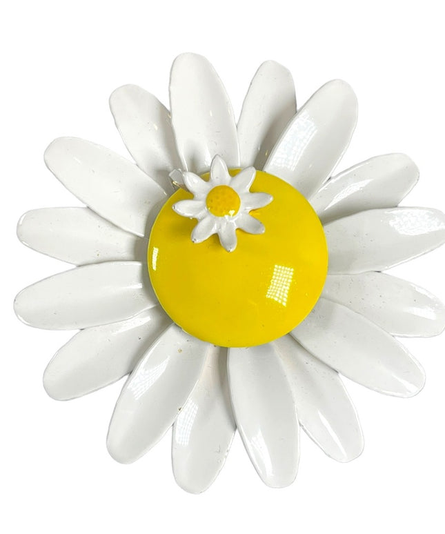 Vintage 1960s Daisey yellow white flower metal brooch summer fun’ fresh