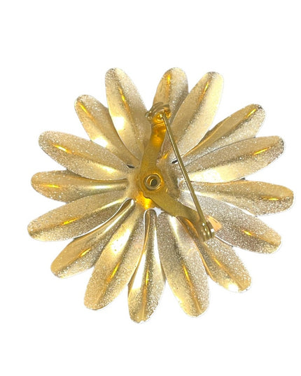 Vintage 1960s Daisey yellow white flower metal brooch summer fun’ fresh