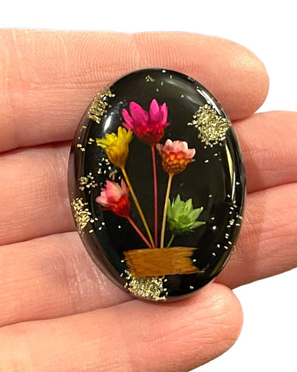 Vintage 1960s RESIN LUCITE real flower oval 3D brooch