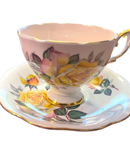 Vintage Royal Standard tea cup and saucer floral flower England roses
