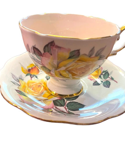 Vintage Royal Standard tea cup and saucer floral flower England roses