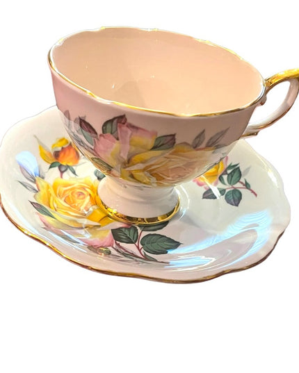 Vintage Royal Standard tea cup and saucer floral flower England roses