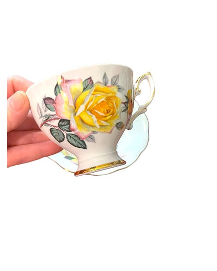 Vintage Royal Standard tea cup and saucer floral flower England roses