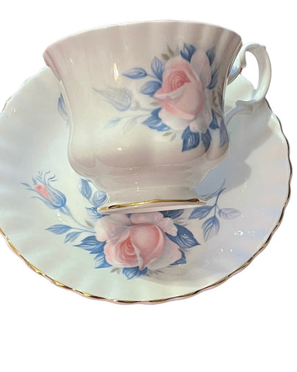 Vintage Royal Albert Roses floral bone china tea cup & saucer England