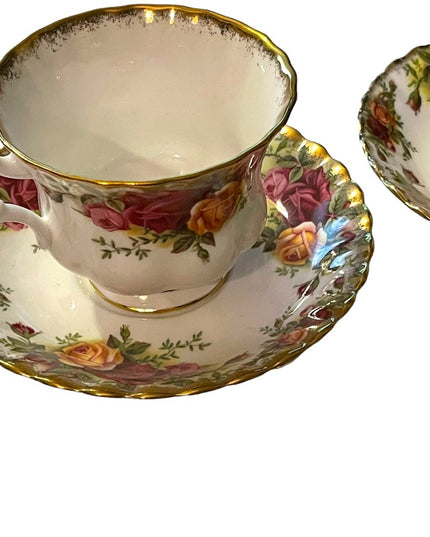 Vintage Royal Albert England Bone china 2 Sets Tea cup Saucers Old country Roses