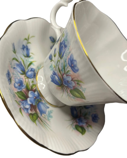 Vintage Royal Albert blue Floral bone china England te cup & Saucer set