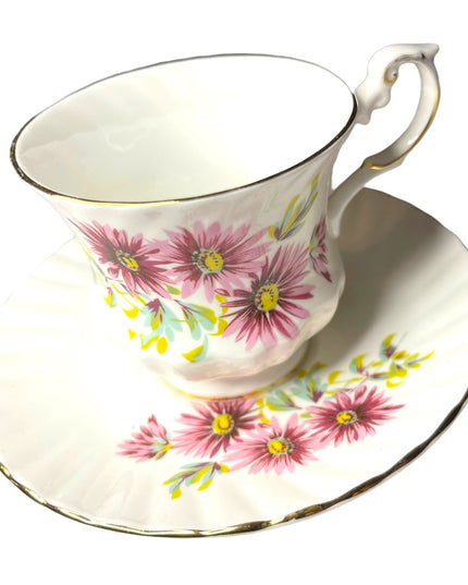 Vintage Wueens Bone China England Tea cup & Saucer set pink floral