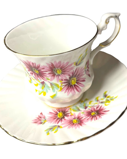 Vintage Wueens Bone China England Tea cup & Saucer set pink floral