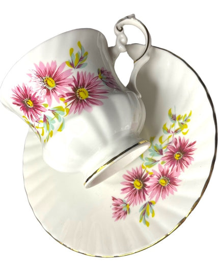 Vintage Wueens Bone China England Tea cup & Saucer set pink floral