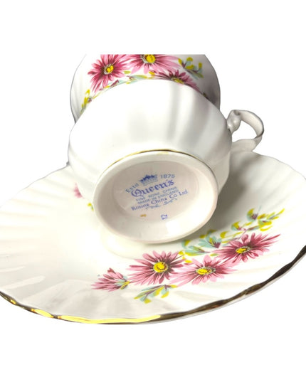 Vintage Wueens Bone China England Tea cup & Saucer set pink floral