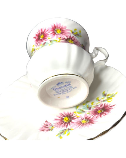 Vintage Wueens Bone China England Tea cup & Saucer set pink floral