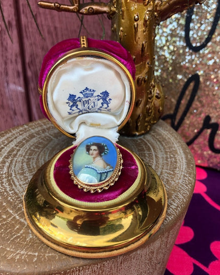 Vintage 14k Gold hand painted Cameo pendant brooch