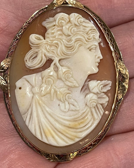 Antique Victorian 10k gold 2’ Large cameo brooch pendant Etched late 1800s