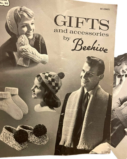 (5) Lot of 7 pcs Beehive knitting books appx 1950s Family baby gifts vg