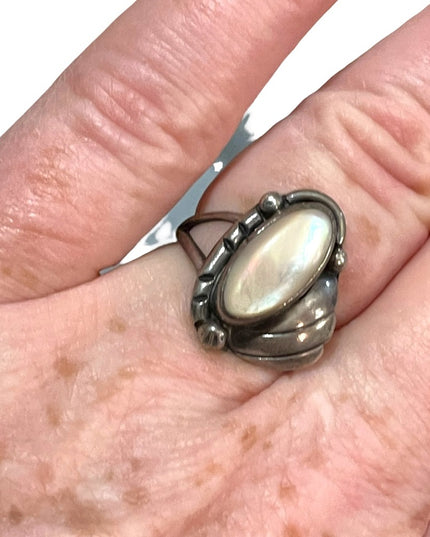 Vintage sterling silver Navajo RGP 925 Mother of pearl ring ornate