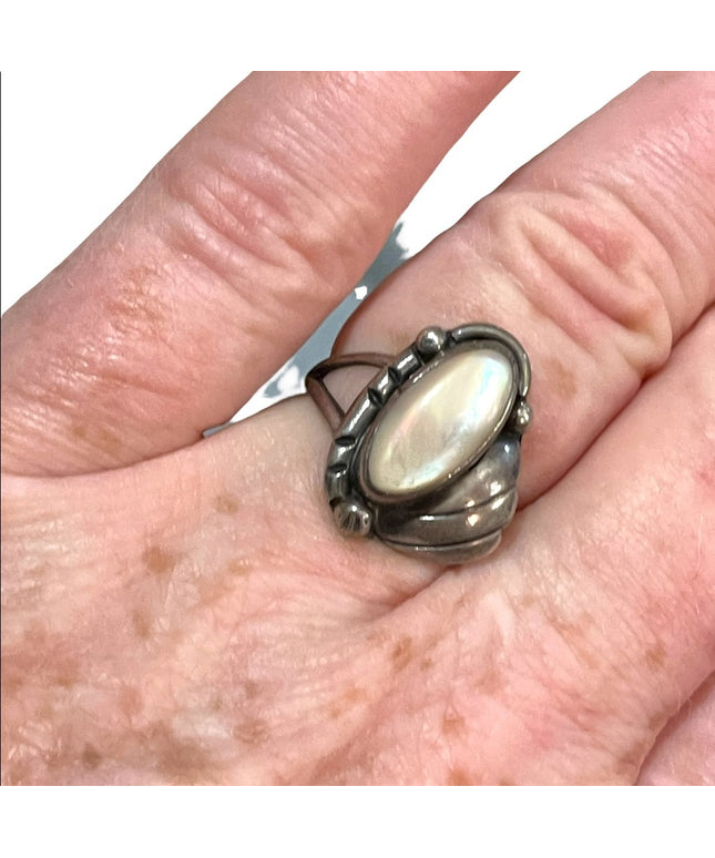 Vintage sterling silver Navajo RGP 925 Mother of pearl ring ornate