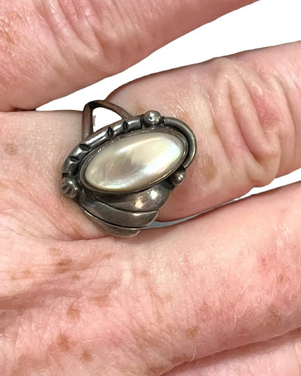 Vintage sterling silver Navajo RGP 925 Mother of pearl ring ornate