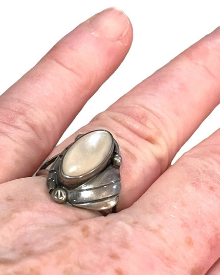 Vintage sterling silver Navajo RGP 925 Mother of pearl ring ornate
