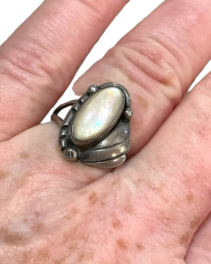 Vintage sterling silver Navajo RGP 925 Mother of pearl ring ornate