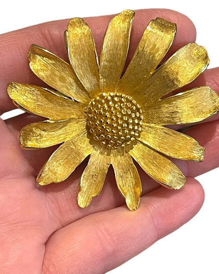 Gold finish Lovely large metal flower daisey brooch