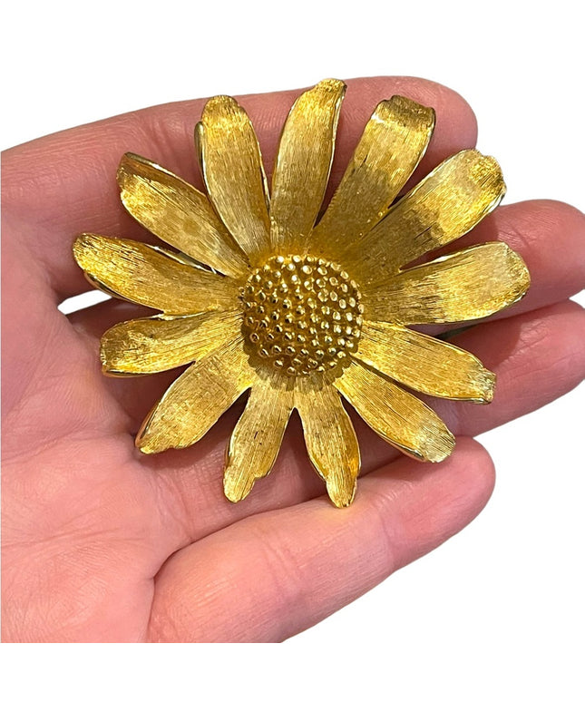 Gold finish Lovely large metal flower daisey brooch