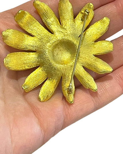 Gold finish Lovely large metal flower daisey brooch