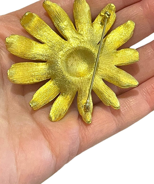 Gold finish Lovely large metal flower daisey brooch