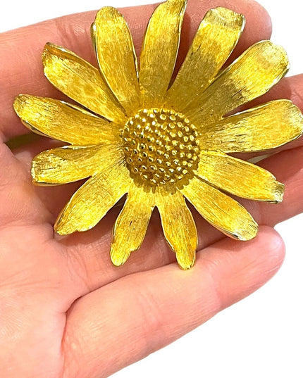 Gold finish Lovely large metal flower daisey brooch